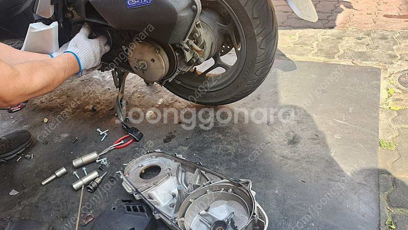 23년식 PCX 화이트 판매합니다 39606km 탔어요 상태는 사진 참고해주세요 부천대 뒤에 중동 오토바이에서 구동...--6